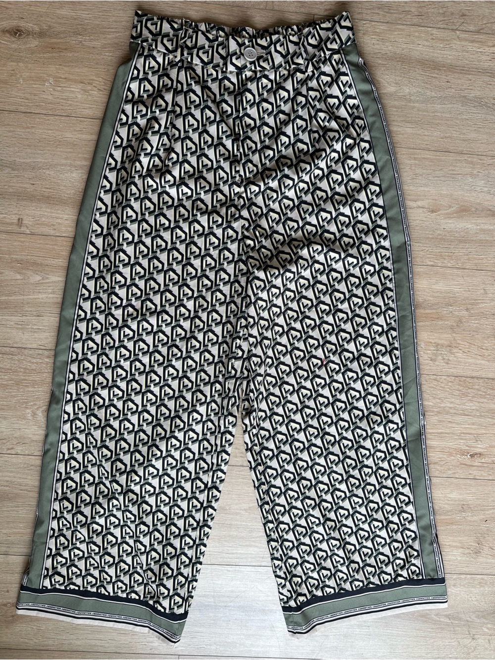2 piece Geometric Outift- wide leg flowy pants with Cami Shirt - resortwear - Picture 3 of 9